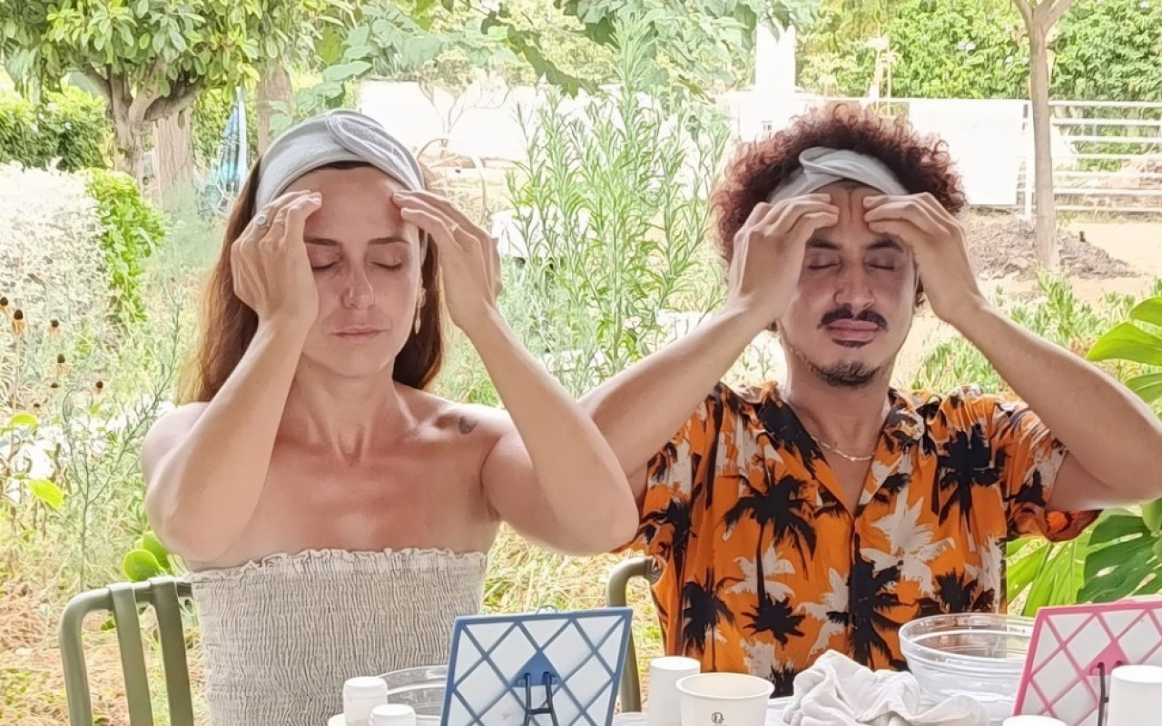 YOGA FACIAL Y RUTINA DE COSMÉTICA