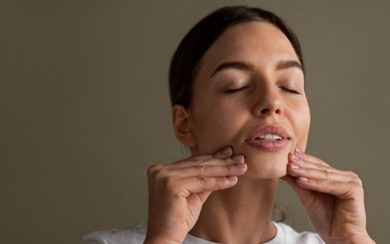 YOGA FACIAL Y RUTINA DE COSMÉTICA